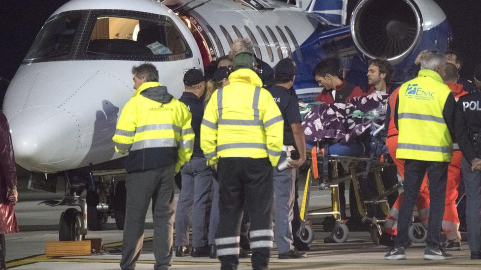 Тафида Ракиб на самолете скорой помощи прибывает в аэропорт имени Христофора Колумба в Генуе для доставки в педиатрическую больницу Гаслини в Генуе