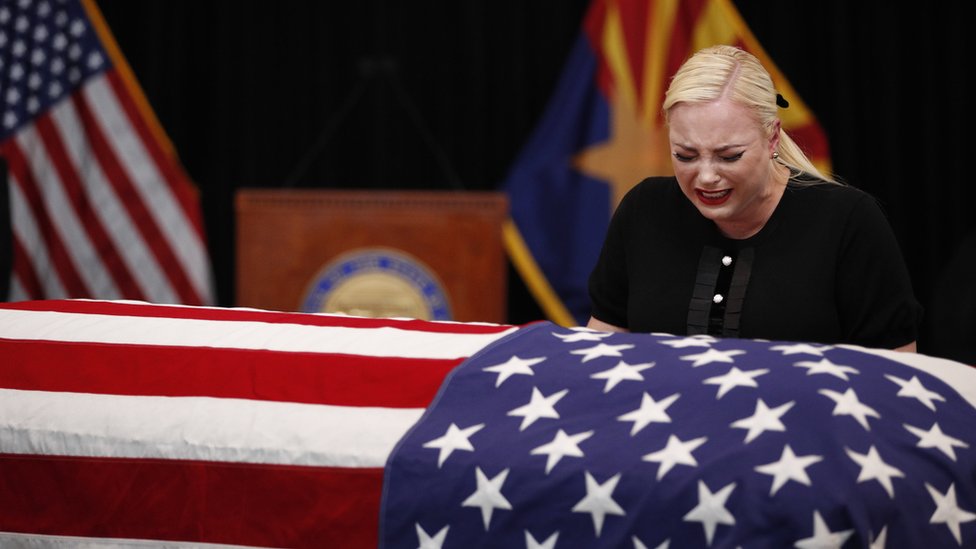 Меган Маккейн, дочь сенатора Джона Маккейна, плачет над его гробом