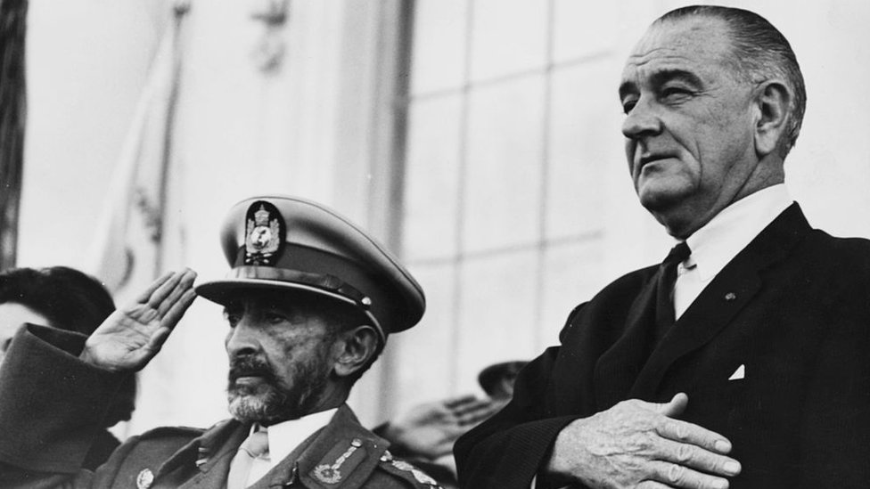 Johnson (dcha.) fue uno de los primeros en hacer alusión al botón nuclear. (Crédito: Hulton Archive) Johnson