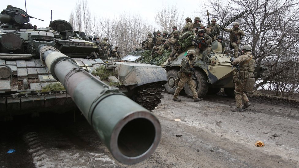 Soldados ucranianos se preparan para repeler un ataque en la región de Luhansk.