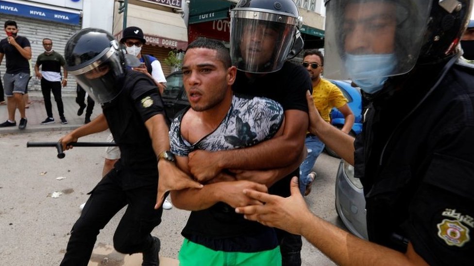الأمن التونسي يمسك بمتظاهر