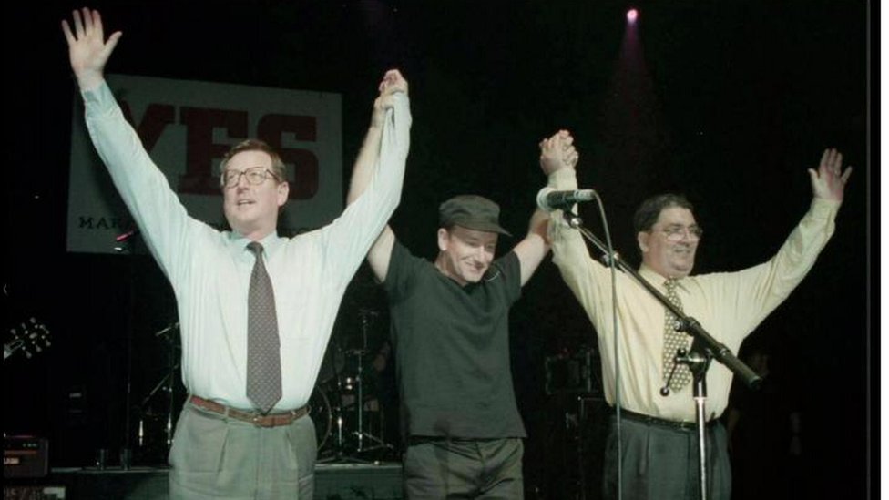 Bono en el escenario con John Hume y David Trimble