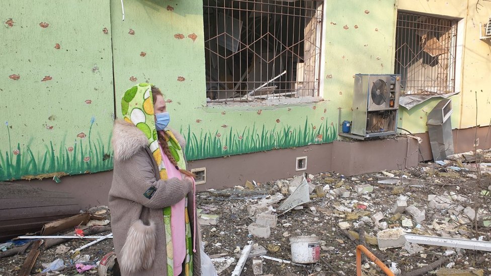 Mujer embarazada a las puertas de un hospital en Mariúpol