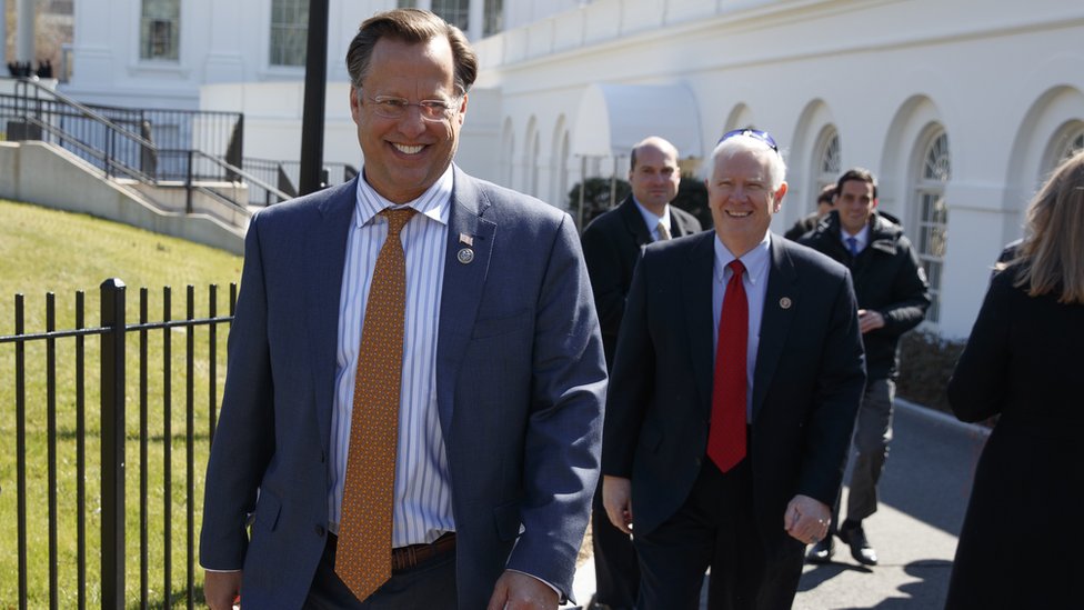 El día antes de retirar la ley para derogar el Obamacare, Trump recibió en la Casa Blanca a varios miembros del Freedom Caucus. Dave Brat, congresista republicano electo por el estado de Virginia.