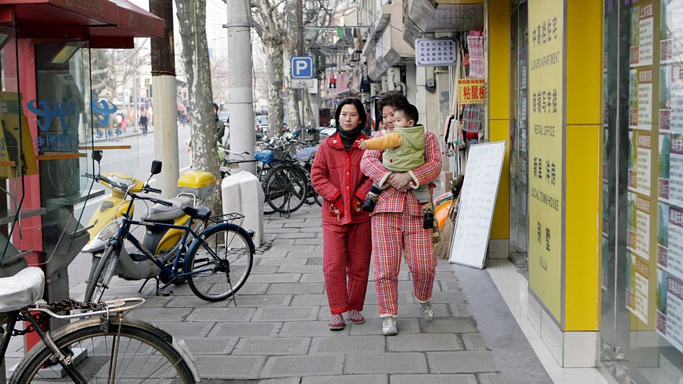 Dos chinas salen a la calle en pijamas.