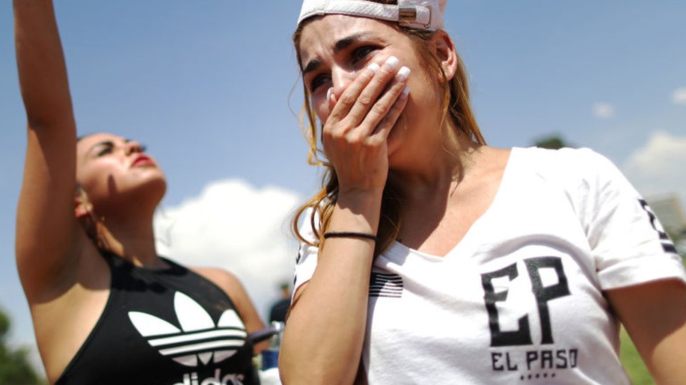Una mujer llora afectada tras el tiroteo de El Paso.
