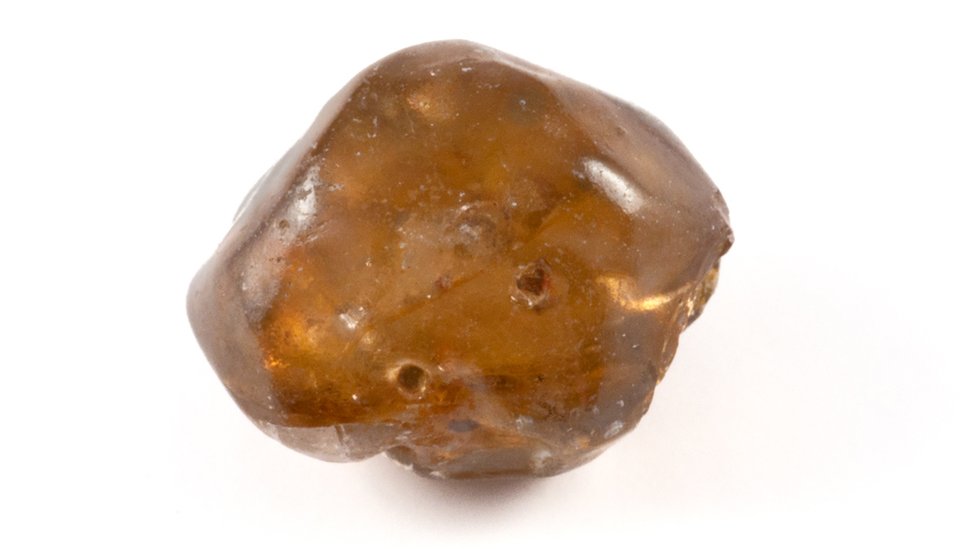 Para que el zircón se transforme en circonia cúbica o zirconita la temperatura debe superar los 2370º C. Zircón