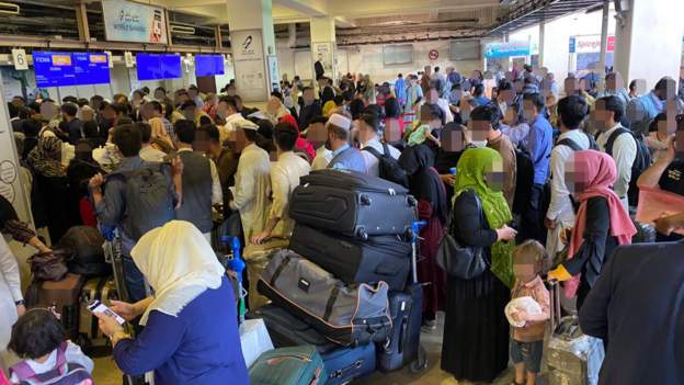 Multidões no aeroporto de Cabul