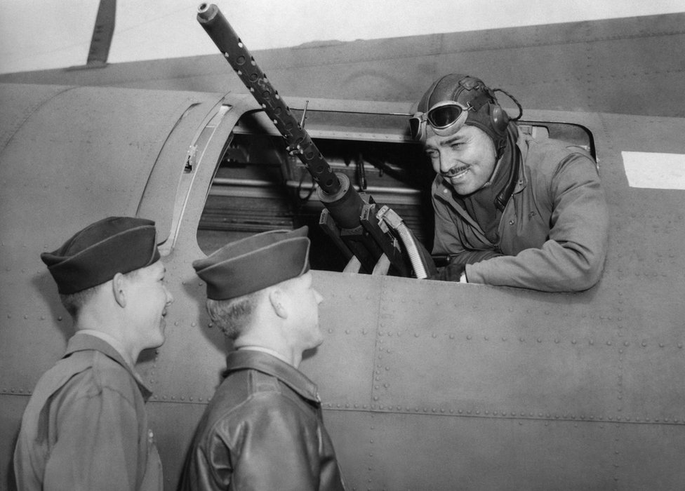 Капитан Кларк Гейбл разговаривает с сержантом Филом Халсом и сержантом Кеннетом Халсом из 351-й бомбардировочной группы