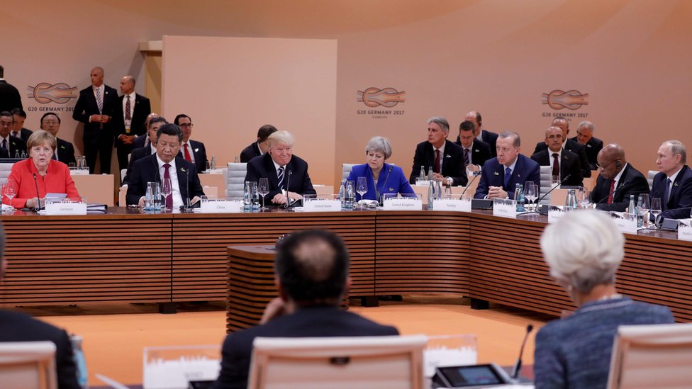 Los líderes del G20 se reúnen este viernes y sábado en Hamburgo, Alemania, para discutir temas como el comercio y cambio climático. Varios de los líderes del G20 sentados a la mesa.