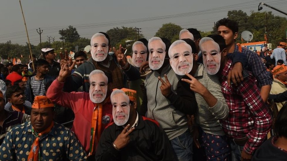 Сторонники партии Бхаратия Джаната (БДП) позируют в масках премьер-министра Нарендры Моди на предвыборном митинге в Газиабаде 8 февраля 2017 г.
