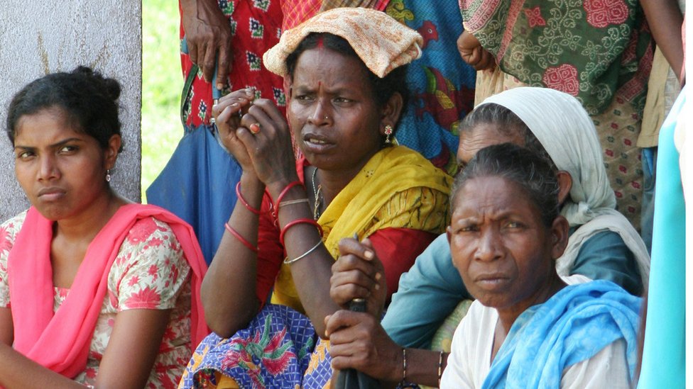 Чайные работницы слушают, как говорит невидимый работник НПО