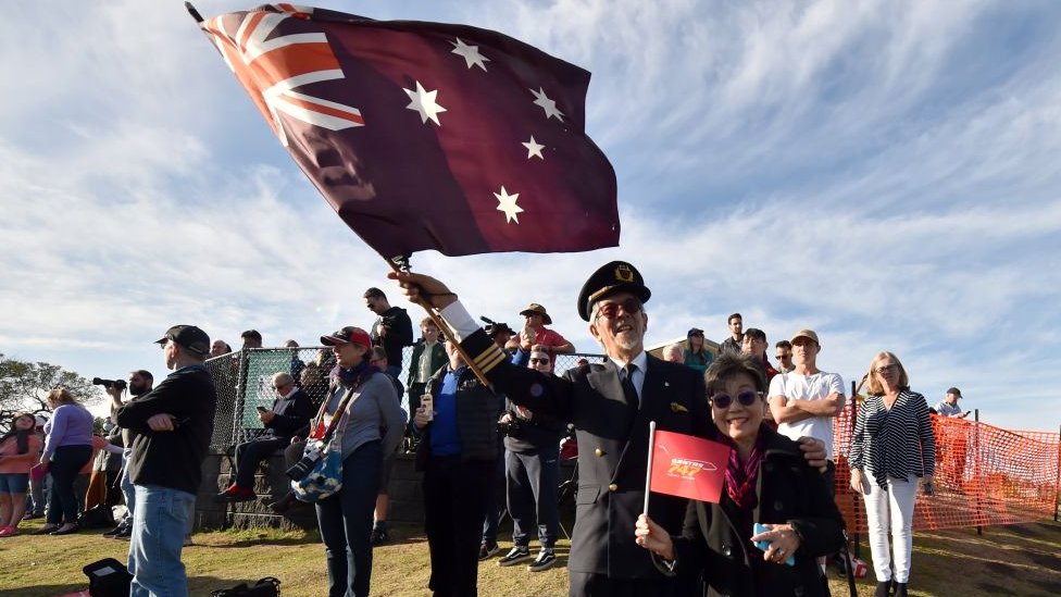Люди смотрят, как последний авиалайнер Qantas Boeing 747 вылетает из аэропорта Сиднея в США 22 июля 2020 г.