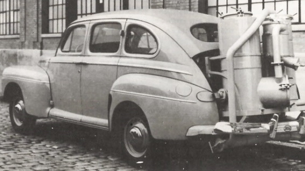 Veículo a gasogênio (caldeira alimentada por carvão vegetal), para contornar a falta de combustível durante a 2ª Guerra (1941-1947)