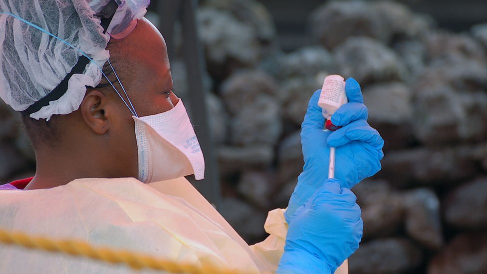 Una enfermera preparando una vacuna contra el ébola.