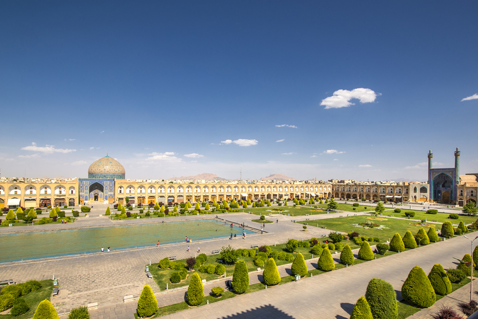 Площадь Накш-э-Джахан, также известная как площадь Имама, расположена в центре города Исфахан, Иран