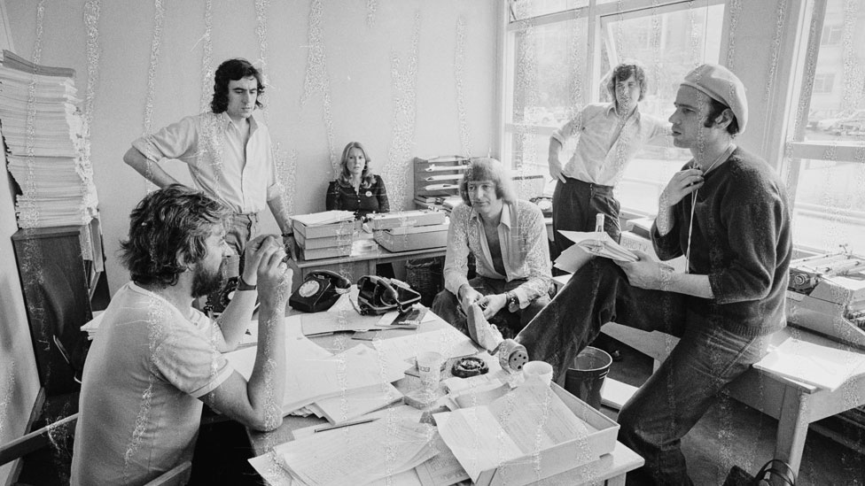 Нил Иннес (справа в шляпе) на конференции по сценариям телешоу BBC «Летающий цирк Монти Пайтона» в 1974 году