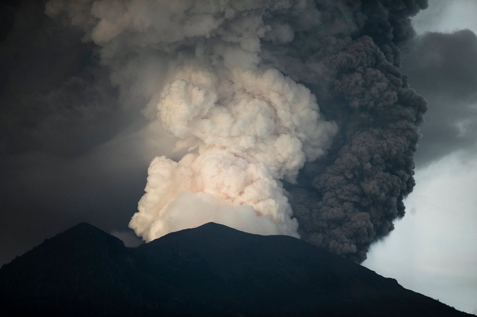 El volcán ha lanzado cenizas desde el pasado martes, formando una fumarola de hasta 4.000 metros. Fumarola del volcán Aung.
