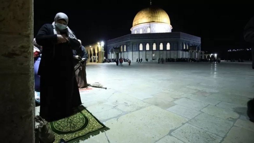 Di pelataran Masjid Al-Aqsa di kota tua Yerusalem, Israel, umat Islam menggelar tarawih pertama, 12 April 2021, sekaligus penanda sebagai awal puasa Ramadan.