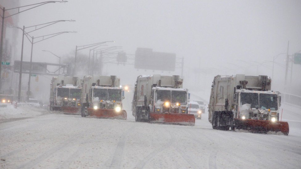 قافلة من جرافات الثلج تقوم بتنظيف الطرق في نيويورك