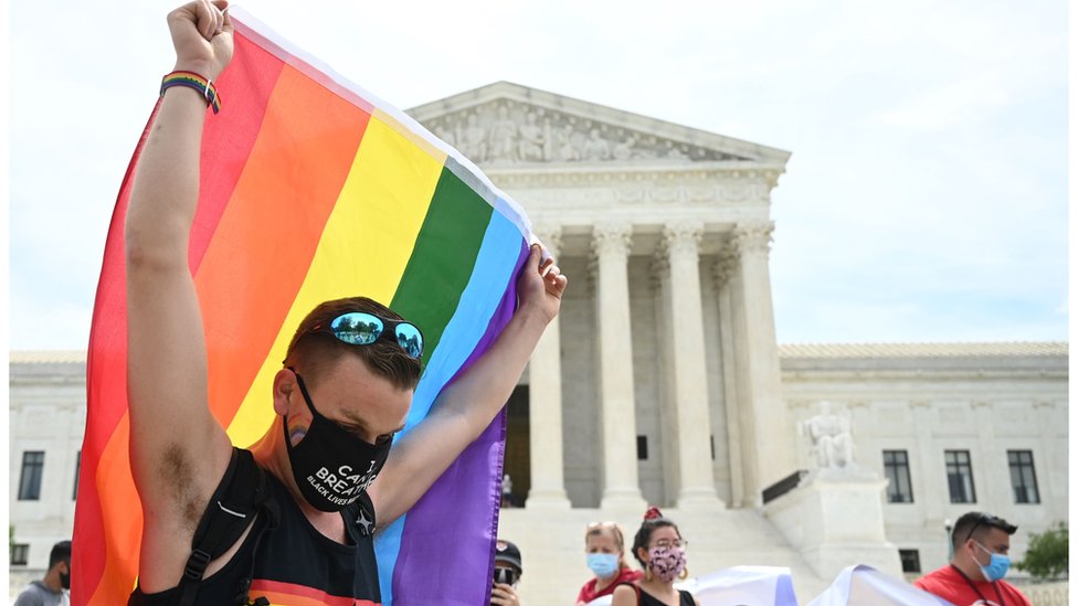 Activista con la bandera arcoíris frente a la Corte Suprema de EE.UU.