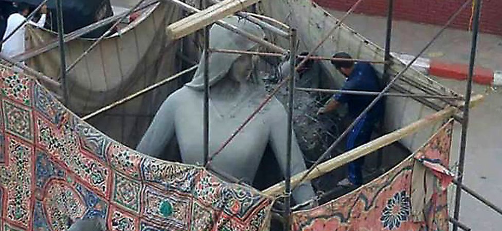 Скульптура «Мать мученицы», изображающая стройную крестьянку, традиционное художественное изображение Египта, вызвала споры в Сохаге, Египет
