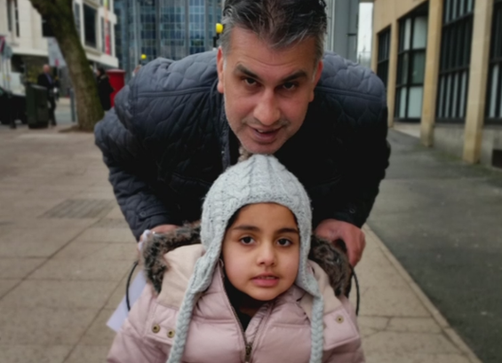 A Aman le tocó aprender a caminar, hablar y hasta comer de nuevo. Aman