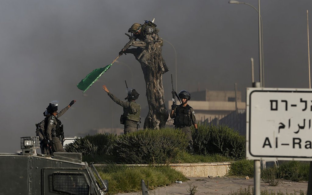 جنود إسرائيليون ينزلون علم حماس في الضفة الغربية المحتلة