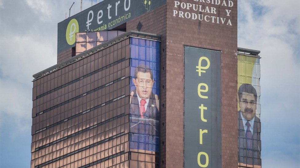 Edificio de la Universidad Popular y Productiva de Venezuela con la publicidad del petro.