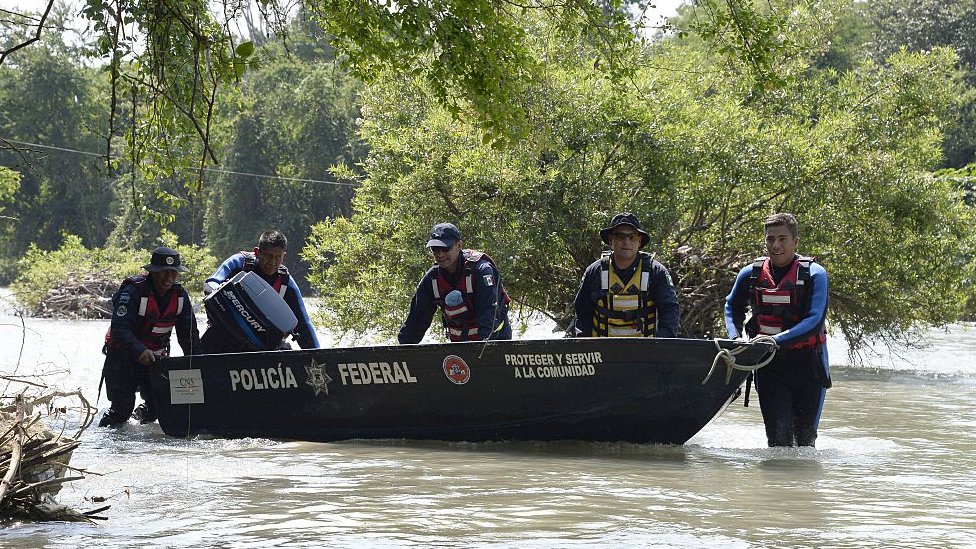 Policías en el río San Juan