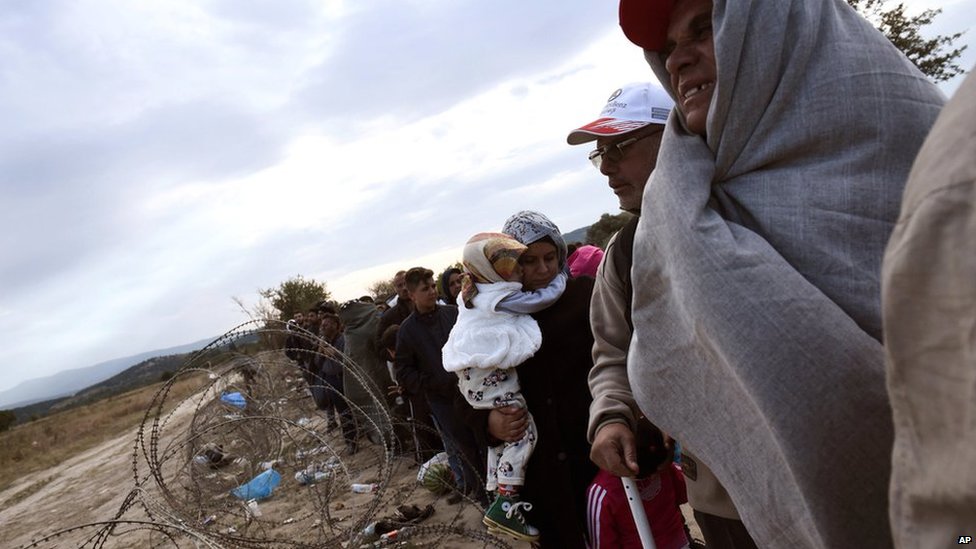 Беженцы и мигранты ждут перехода границы от северной греческой деревни Идомени до южной Македонии