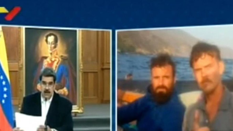 Государственное телевидение Венесуэлы показывает президента Николаса Мадуро (слева) во время брифинга и то, что, по словам властей, касается задержанных граждан США Люка Денмана и Айрана Берри