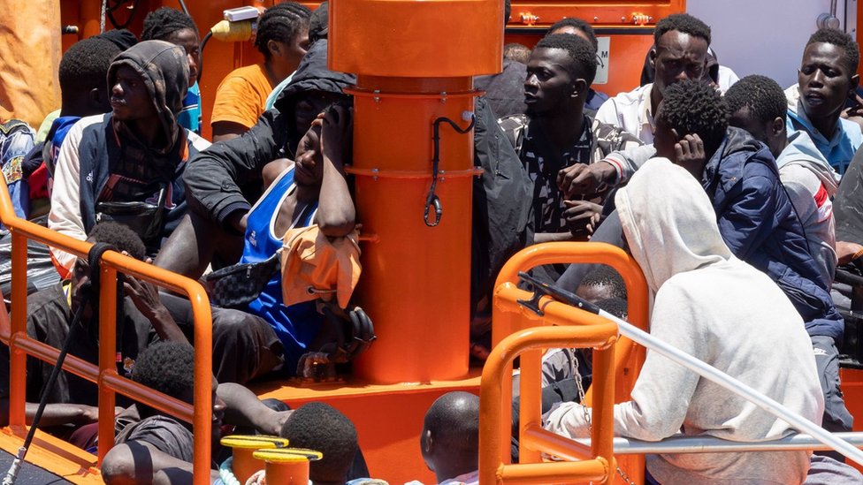 مهاجرون تم إنقاذهم في ميناء آرغينغوين بجزيرة غران كناريا في 22 يونيو/ حزيران 2023