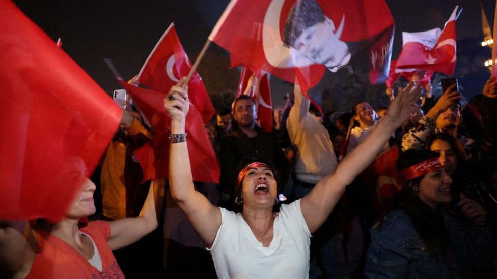 Supporters of Istanbul Mayor Ekrem Imamoglu, mayoral candidate of the main opposition Republican People's Party (CHP), celebrate following the early results in front of the Istanbul Metropolitan Municipality (IBB) in Istanbul, Turkey March 31, 2024