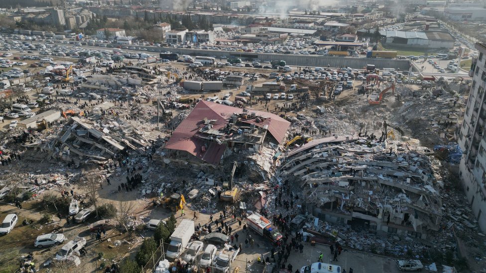 從高處俯瞰土耳其卡赫拉曼馬拉什一處地震坍塌樓房現場（9/2/2023）