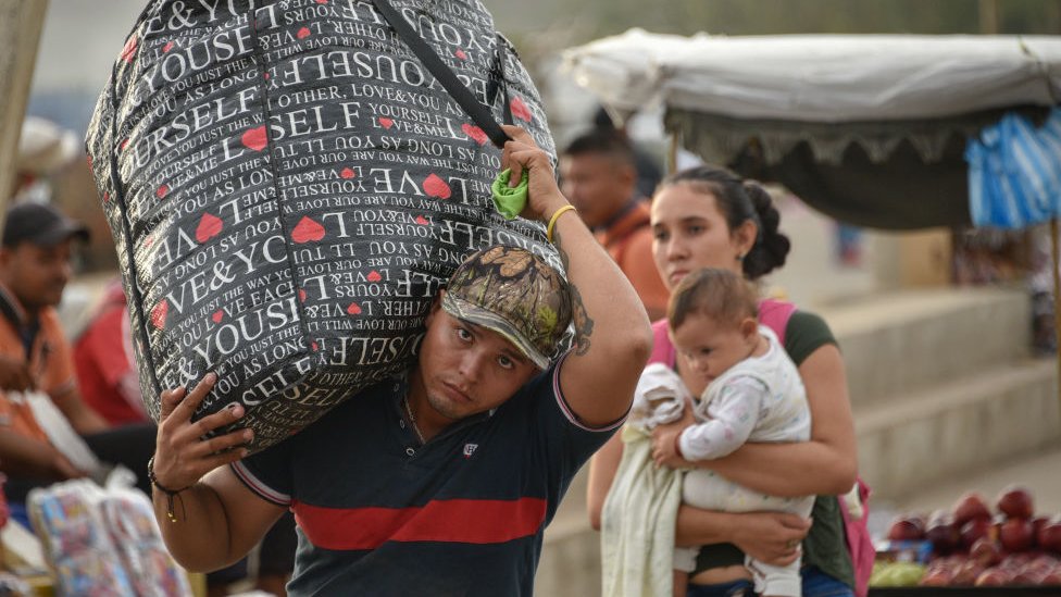 Venezolano cargando una maleta
