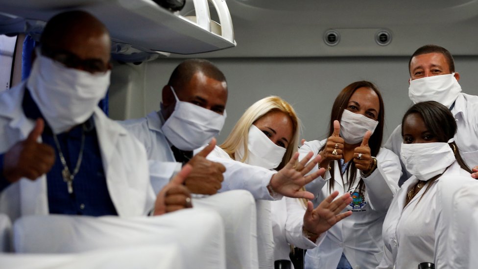 Группа врачей в Гаване фотографируется в самолете, направляющемся в Южную Африку - 25 апреля 2020 года.