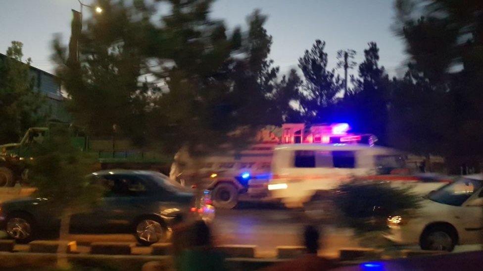 Ambulans mengangkut korban ledakan di Bandara Kabul.