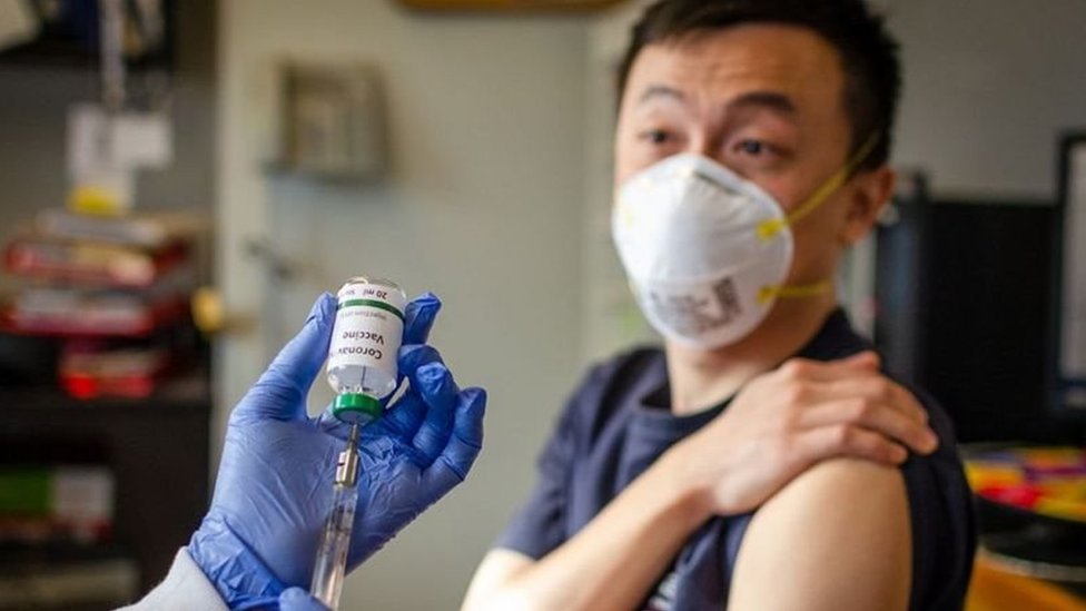 華人男子接種疫苗