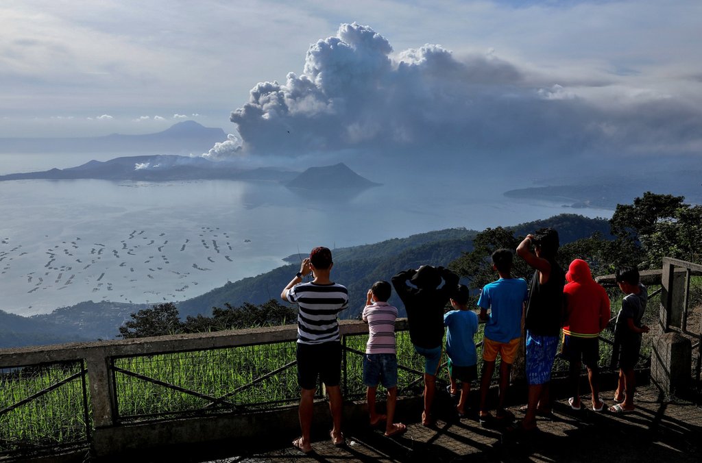 سكان يشاهدون انفجار البركان.