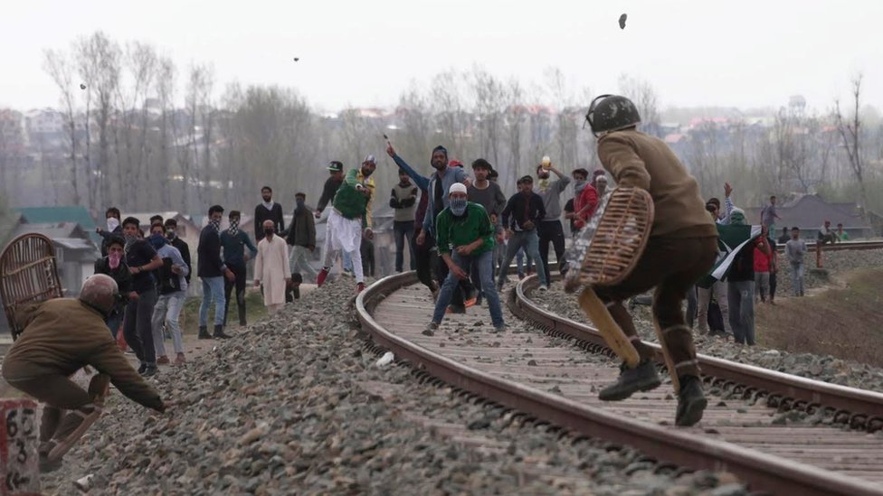 Столкновения между силами безопасности и каменными забойщиками в Кашмире стали обычным явлением