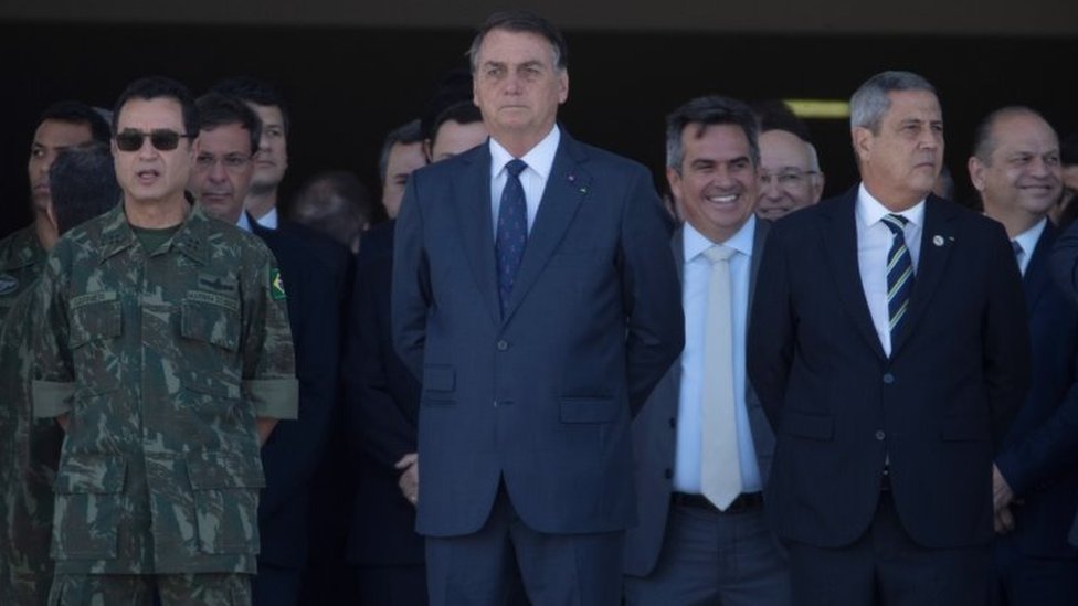 Bolsonaro assistindo a desfile militar
