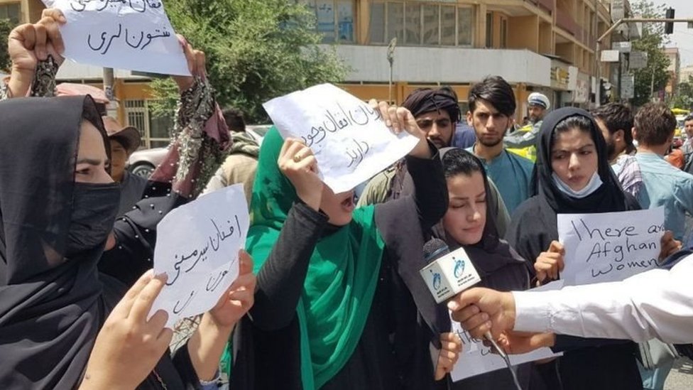 Perempuan di Kabul berdemonstrasi.