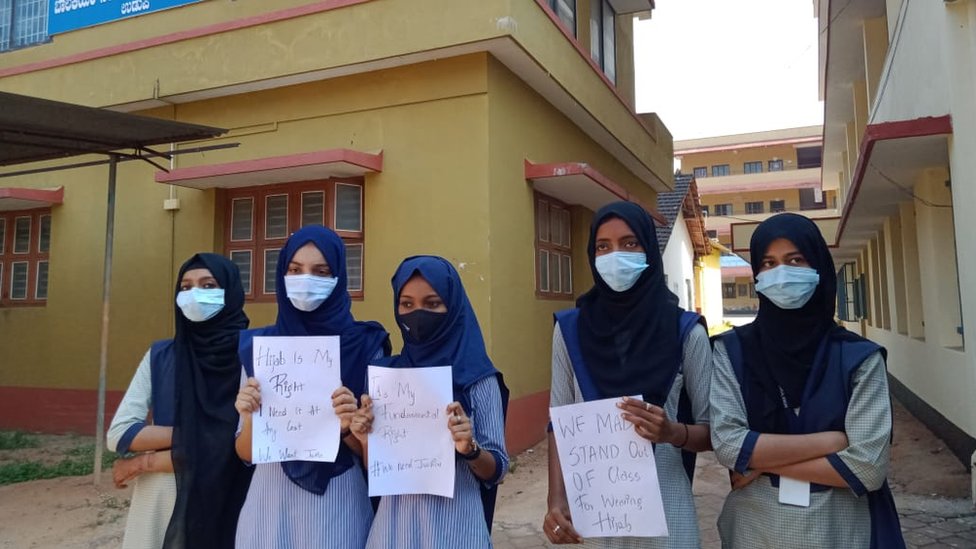 لفتت القضية الأنظار في الهند بعد أن بدأت ست طالبات في الاحتجاج في إحدى مدارس أودوبي العليا