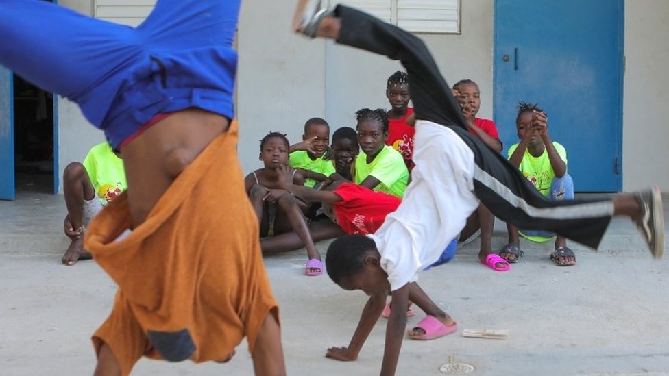 Niños haitianos que huyeron de la violencia en el barrio de Cité Soleil juegan mientras se refugian en una escuela.