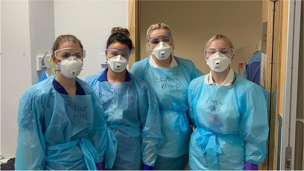 Четверо наших физиотерапевтов в масках и очках для действий