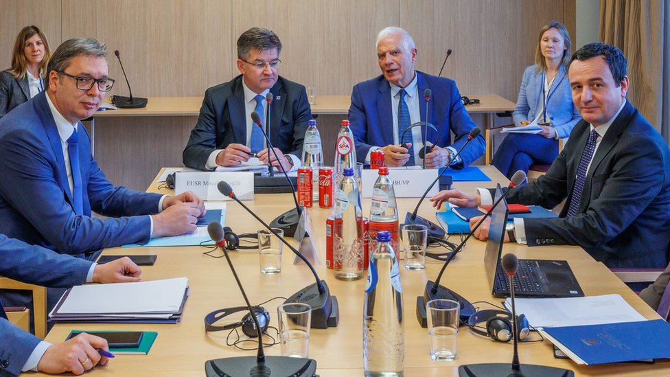 Vučić, Kurti i evropski posrednici Lajčak i Borel - fotografija od 2. maja, sa sastanka u Briselu
