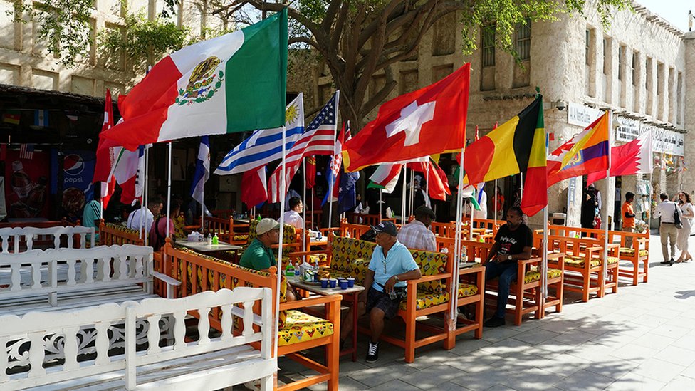 تتزين شوارع قطر بأعلام اثنين وثلاثين دولة مشاركة في نهائيات كأس العالم 2022
