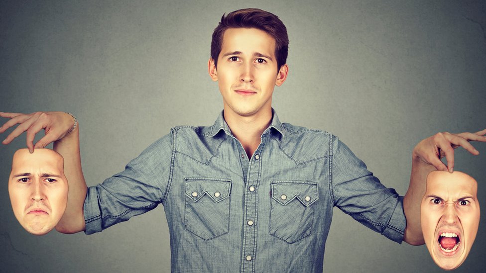 Los cambios de comportamiento inexplicable también deben ser consultados con un profesional. Hombre con tres caras expresando confusión, enojo y neutralidad.