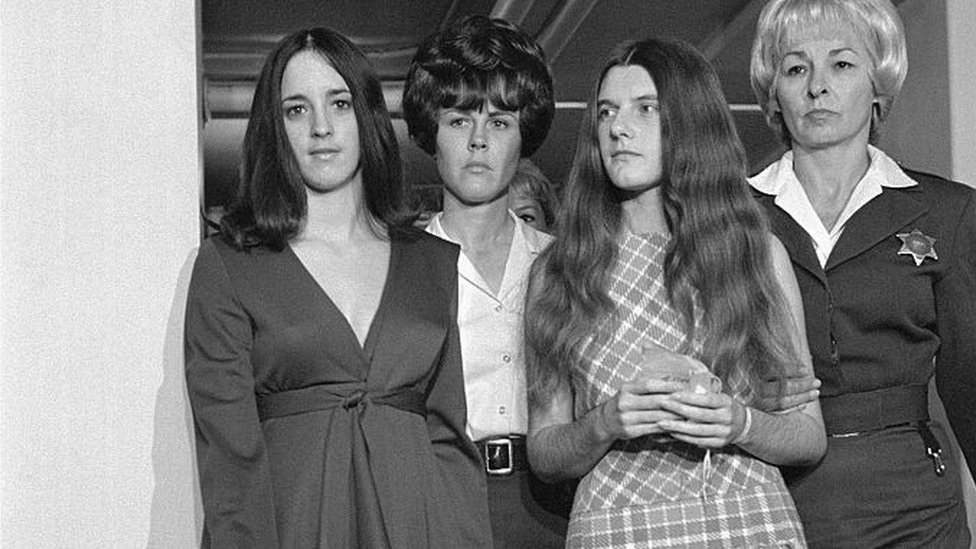 La noche del 8 de agosto de 1969, cuatro miembros de la "Familia Manson", Tex Watson, Susan Atkins, Linda Kasabian y Patricia Krenwinkel, entraron a la casa de Tate y mataron a cinco personas.